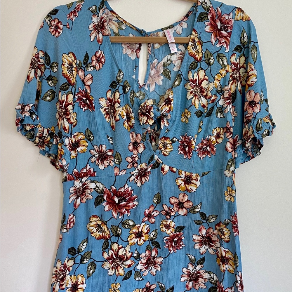 Summer dress with keyhole front. Size large.